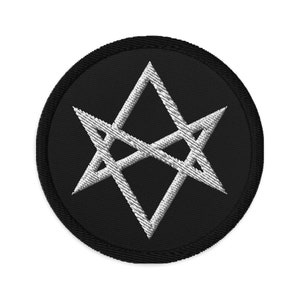 Könnte beinhalten: Ein gestickter Patch in Schwarz und Weiß mit einem sechszackigen Sternmuster. Der Stern besteht aus zwei sich überlappenden Dreiecken.