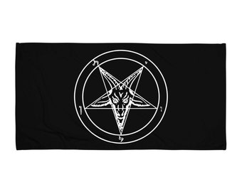 Może przedstawiać: Czarno-biały pentagram z głową kozy w środku, otoczony okręgiem z symbolami. Pentagram znajduje się na czarnym tle.