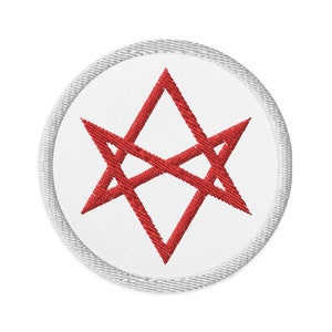 Könnte beinhalten: Ein weißer gestickter Aufnäher mit einem roten sechszackigen Stern in der Mitte.