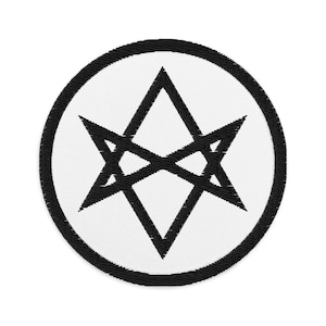 Könnte beinhalten: Schwarz-weiß gestickter Aufnäher mit einem sechszackigen Sternmuster in einem Kreis.