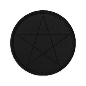 Peut inclure: Patch brodé noir avec une étoile à cinq branches au centre. Le patch est de forme ovale et a une bordure cousue.