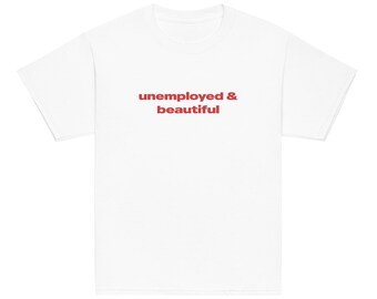 Könnte beinhalten: Weißes T-Shirt mit dem roten Text "unemployed & beautiful" auf der Brust. Das Shirt hat kurze Ärmel und einen Rundhalsausschnitt. Der Stoff scheint eine weiche Baumwollmischung zu sein.