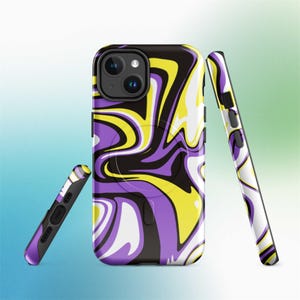 Puede incluir: Una funda de teléfono con un diseño abstracto en espiral en negro, amarillo, morado y blanco. La funda se muestra desde múltiples ángulos, destacando el diseño en la parte delantera y los laterales. La funda tiene un recorte para la cámara y detalles de botones.