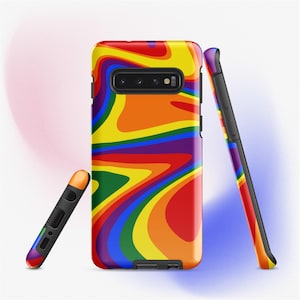 Puede incluir: Funda de teléfono con un diseño de remolino de arcoíris. La funda tiene un acabado brillante y un recorte negro para la cámara. También es visible un lápiz óptico a juego.