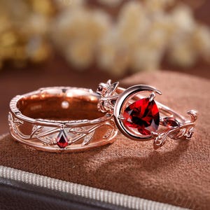 Conjunto de anéis de casal em ouro rosé e granada: Alianças de casamento Botanical Moon