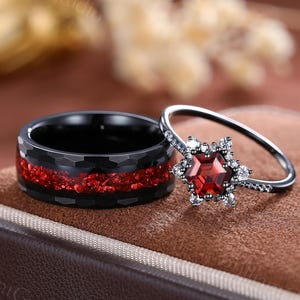 Conjunto de alianças de casamento em granada vermelha: tungstênio martelado e ouro negro