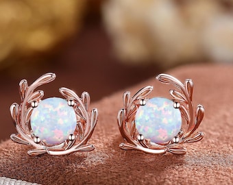 Pendientes de oro de 14k con forma de ramita de ópalo: Delicado racimo de ópalo de fuego.