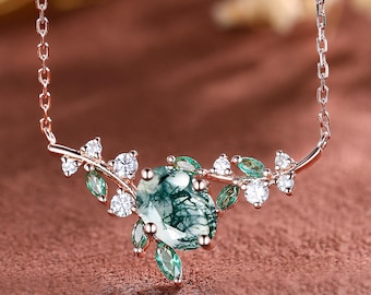 Collar con colgante de ágata musgosa: rama de hoja de oro rosa, detalle de esmeralda, plata de ley