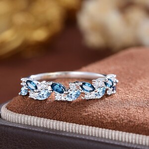Alianza de boda con topacio azul Londres y aguamarina: anillo vintage en racimo