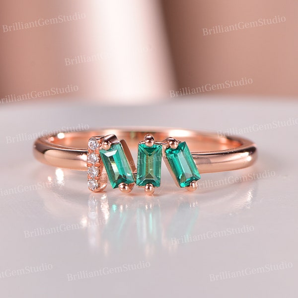 Emerald Band,14K Rose Gold Emerald Band,Gold Three Baguette Emerald Ring,Four Round Moissanite Ring,Emerald Moissanite Wedding Band For Lady