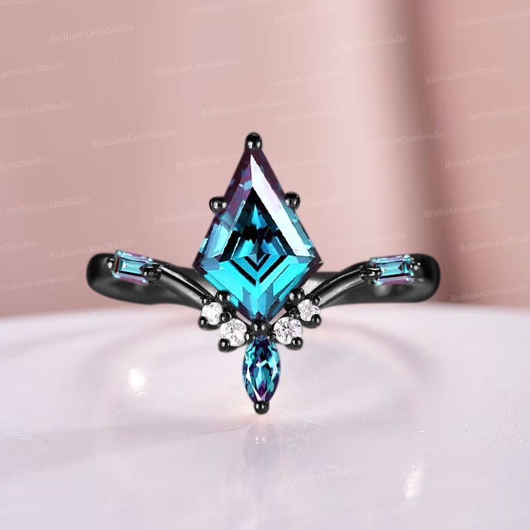 Vintage Alexandrite Engagement Ring Kite Cut Ring Black Gold Art Deco Marquise Cut Alexandrite Ring Moissanite Wedding Ring for Women Gift