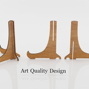 Puede incluir: Tres soportes de exhibici&oacute;n de madera, cada uno con una base triangular y un soporte vertical. Los soportes est&aacute;n hechos de madera marr&oacute;n claro con un acabado natural.