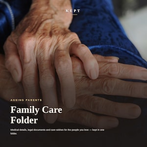 以下が含まれることがあります： KEPT、AGEING PARENTS、Family Care Folder、およびMedical details, legal documents and care wishes for the people you love — kept in one folderというテキストが記載された、高齢の親のための家族ケアフォルダー。青い布地を背景にしています。