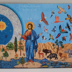 Puede incluir: Una impresión de arte religioso rectangular que presenta una representación de mosaico de Jesús con un halo, rodeado de aves y animales. El fondo incluye un cielo azul, tierra y un diseño celestial.