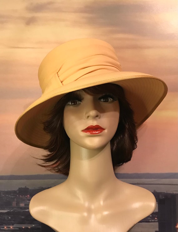 Mustard yellow occasion hat by Cappelli Condici su