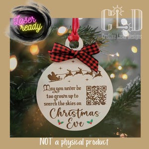 Puede incluir: Un adorno navideño de madera blanco con un lazo a cuadros rojo y negro. El adorno presenta un diseño de Papá Noel y renos, un código QR y el texto "May you never be too grown up to search the skies on Christmas Eve".