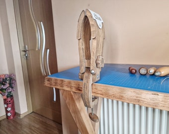 Wide Jaw Stitching Pony – Dark Stained Leather Clamp