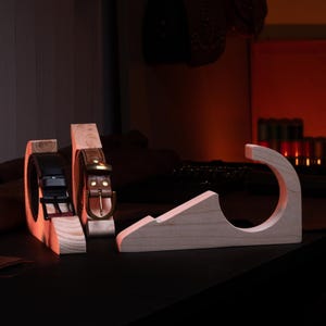 革ベルトディスプレイスタンド、店舗、市場、工房向けの頑丈なアッシュ材製ベルトホルダー