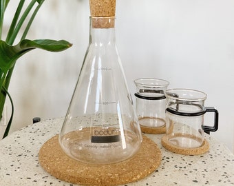 BODUM, carafe en flacon de verre avec mesure.