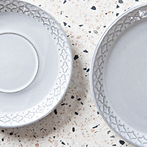 JH Quistgaard 'Hartelijk' taartbord en schoteltjes. Deens Design, Midcentury jaren '60 modern design, Scandinavisch steengoed