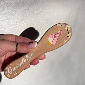 ペイントされたベビーヘアブラシ - 名前とデザインをカスタムペイント - 記念品、出産祝い、保育園の装飾