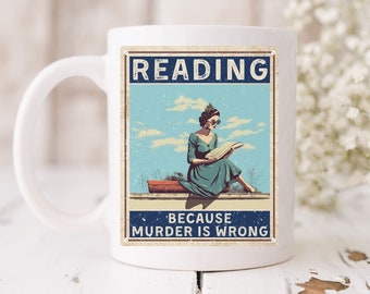 Può includere: Una tazza in ceramica bianca con un'illustrazione in stile vintage di una donna che legge un libro. L'illustrazione è in uno schema di colori blu, verde e bianco. Il testo sulla tazza dice "Reading because murder is wrong."