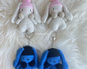 かぎ針編みの白いウサギのキーホルダー：手作りの編みぐるみぬいぐるみ