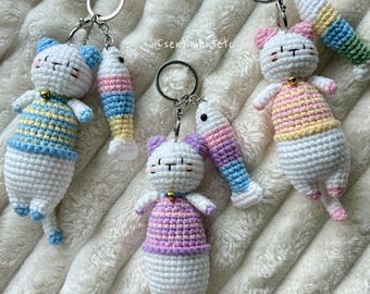Crochet Cat Keychain with Fish, Handmade Cat Charm, Cute Cat Keyring, Amigurumi Cat Keychain, Crochet Animal Charm, Kawaii Bag Accessory