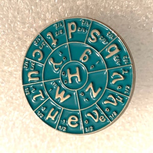 Peut inclure: Une épingle circulaire bleu sarcelle avec une bordure argentée. L'épingle présente un cercle avec la lettre "H" au centre. Le cercle est entouré d'un anneau avec les lettres "S", "P", "Z", "W", "e", "V", "C", "U", "T", et "I" dans le sens des aiguilles d'une montre. L'épingle est un excellent ajout à toute collection.