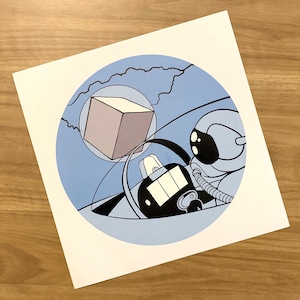 Puede incluir: Una ilustración azul y blanca de un robot con un casco espacial conduciendo un vehículo con un gran cubo flotando encima.