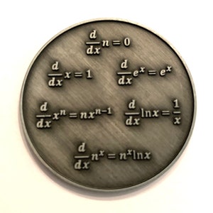 Puede incluir: Una moneda de color plateado con fórmulas matemáticas impresas en ella. Las fórmulas incluyen las derivadas de x, e^x, x^n, ln(x) y n^x.
