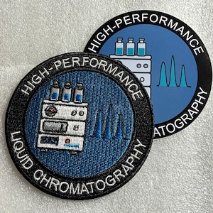 Op de afbeelding: Twee ronde patches met een blauwe achtergrond, een afbeelding van een wit en grijs laboratoriuminstrument, drie flesjes en een blauw chromatogram. De tekst HIGH-PERFORMANCE LIQUID CHROMATOGRAPHY is in het wit op de zwarte rand geborduurd.