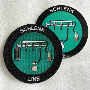 Peut inclure: Un écusson brodé circulaire et un autocollant rond assorti, tous deux sur fond sarcelle avec une bordure noire. Le motif représente un appareil de laboratoire de type ligne de Schlenk blanc avec des tubes noirs et le texte SCHLENK LINE en blanc.