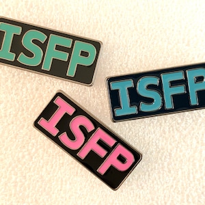 Può includere: Tre spille in smalto con le lettere "ISFP" in diversi colori. Le spille sono nere con un bordo argentato. Le lettere sono turchese, azzurro e rosa.