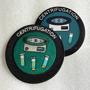 Könnte beinhalten: Ein runder gestickter Aufnäher und ein passender runder Aufkleber, beide mit grünem Hintergrund, einer Laborzentrifuge, drei Reagenzgläsern und dem Text "CENTRIFUGATION" in weißen Großbuchstaben entlang des oberen Randes.