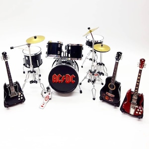 Miniatur Trommel klein und Miniatur Gitarre klein ACDC für Zubehör Actionfigur 1:12 zum Ausstellen und Verschenken zur Dekoration