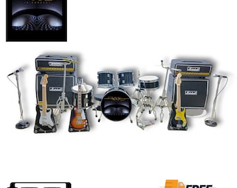 Set de instrumentos musicales en miniatura: batería a escala 1/12, guitarras y amplificadores.