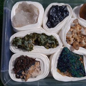 Colección de minerales marroquíes: Azurita en bruto, malaquita, vanadinita, epidota, hematita, fluorita, barita, galena, geoda de cuarzo.