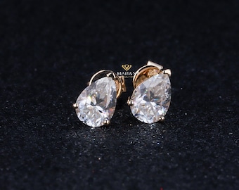 Può includere: Un paio di orecchini di diamanti a forma di pera incastonati in oro. Gli orecchini sono di un design classico ed elegante.