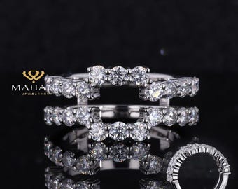 Puede incluir: Un engaste de anillo de plata con un diseño curvo y abierto. El engaste está adornado con pequeños diamantes redondos.