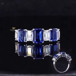 Anillo de compromiso con zafiro azul de talla esmeralda y diamantes cultivados en laboratorio. Anillo apilable recto de oro blanco de 14 quilates para mujer. Regalo ideal.