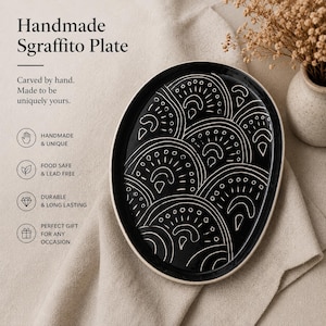 Plato de cerámica con esgrafiado hecho a mano / Plato artesanal negro para servir / Cerámica bohemia moderna / Plato decorativo tallado a mano / Regalo de cerámica único