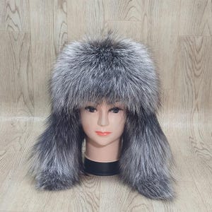 Silver Fox-hoed voor dames. Bontmuts voor de winter. Bovenkant van de hoed is van echt leer. Muts met pompon. Model Zimushka, warm, comfortabel, modieus