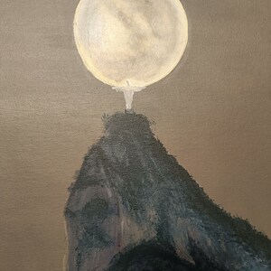 Könnte beinhalten: Ein Originalgemälde zeigt einen großen, leuchtenden Mond über einem dunklen, strukturierten Berg. Der Mond ist eine helle, kreisförmige Form mit sanftem Glanz, während der Berg in Grau- und Blautönen dargestellt ist. Der Hintergrund ist ein gedämpfter, neutraler Ton.