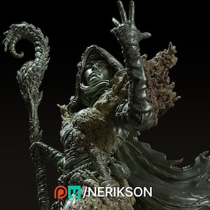 Pode incluir: Escultura detalhada de uma figura vestida com uma túnica e um cajado, levantando uma mão enluvada. A figura tem capuz e capa, com texturas intrincadas e um acabamento metálico escuro. Tema de fantasia.