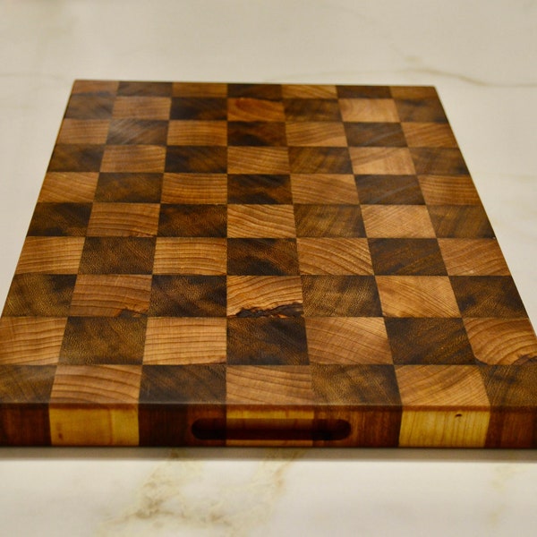 Tagliere in legno massello - design a scacchi