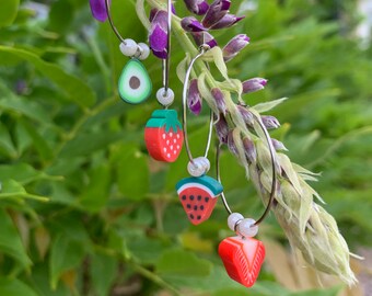 Pendientes de arcilla con frutas (aguacate, fresa y sandía)