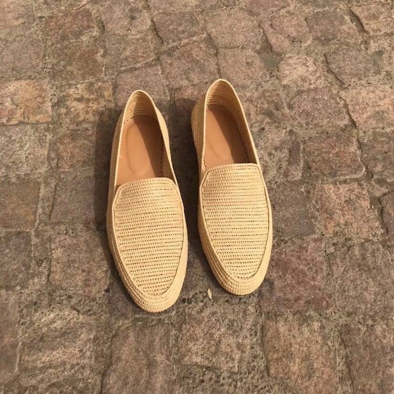 Handmade men’s raffia wedding shoes featuring natural woven fibers and a lightweight loafer design. Perfect for grooms seeking unique, stylish footwear for beach, boho, or summer ceremonies. Comfortable, breathable, and crafted with detailed handwoven texture for an elegant, natural look.