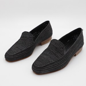 Handmade men’s raffia wedding shoes featuring natural woven fibers and a lightweight loafer design. Perfect for grooms seeking unique, stylish footwear for beach, boho, or summer ceremonies. Comfortable, breathable, and crafted with detailed handwoven texture for an elegant, natural look.