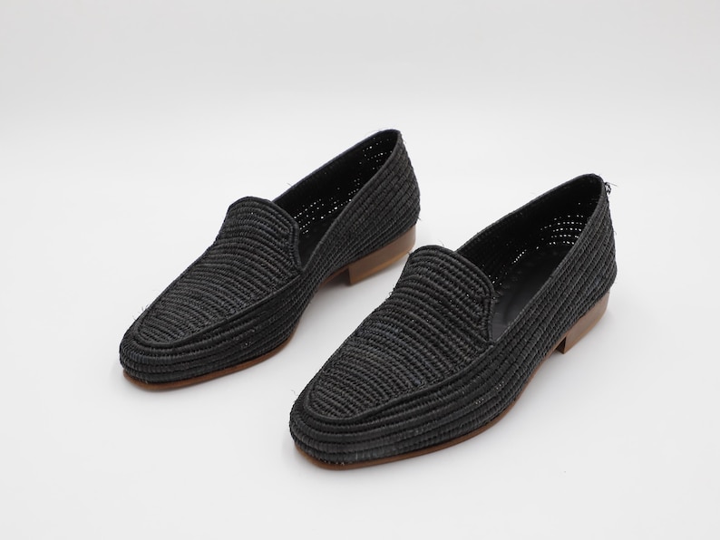 Handmade men’s raffia wedding shoes featuring natural woven fibers and a lightweight loafer design. Perfect for grooms seeking unique, stylish footwear for beach, boho, or summer ceremonies. Comfortable, breathable, and crafted with detailed handwoven texture for an elegant, natural look.